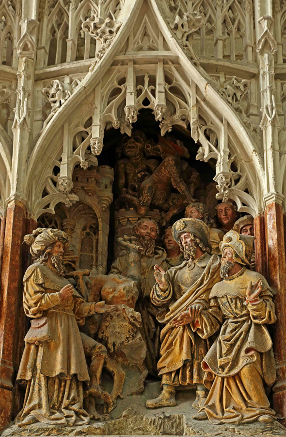 Sculptures évoquant la vie de Saint-Jacques, celui-ci apparaissant avec la coquille sur son chapeau. Cathédrale d'Amiens.