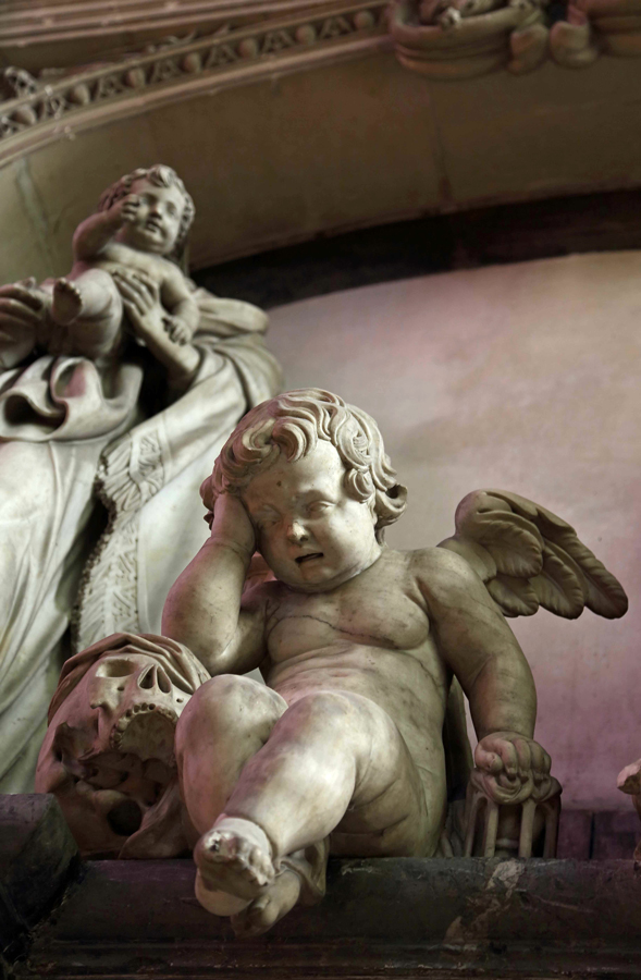 Ange pleureur de la cathédrale d'Amiens.